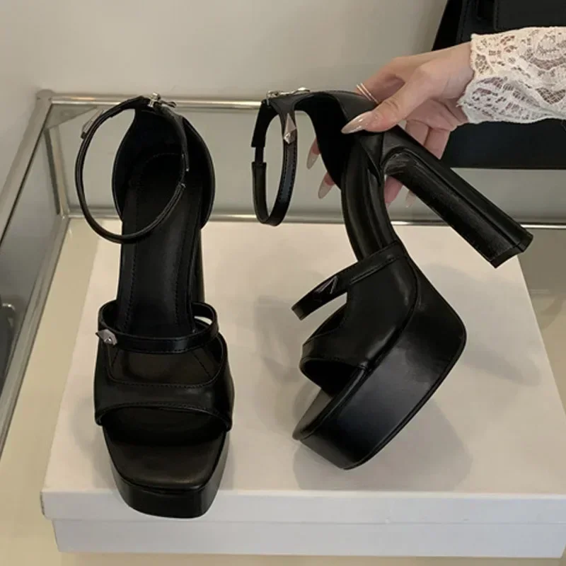 Luxuriöse Plateau-Sandalen aus – Women Bags Trend 2025 Bewertung und Preis