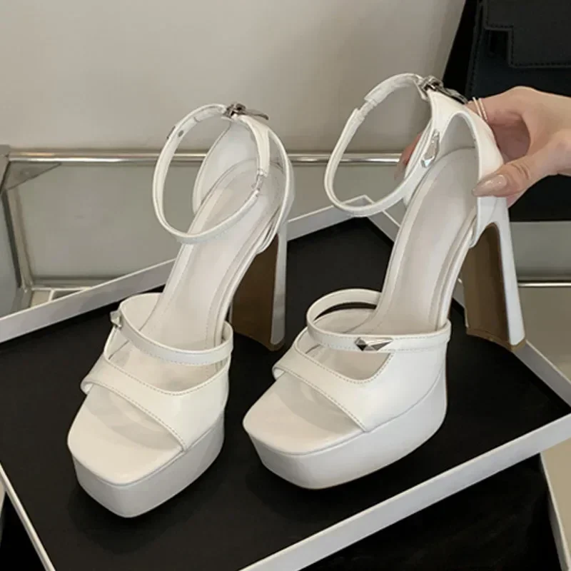 Luxuriöse Plateau-Sandalen aus – Women Bags Trend 2025 Bewertung und Preis